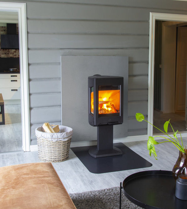 Jotul F 167, black, front view in living room