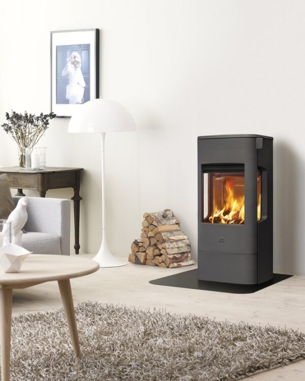 Jotul F 233 with black paint, front view in living room