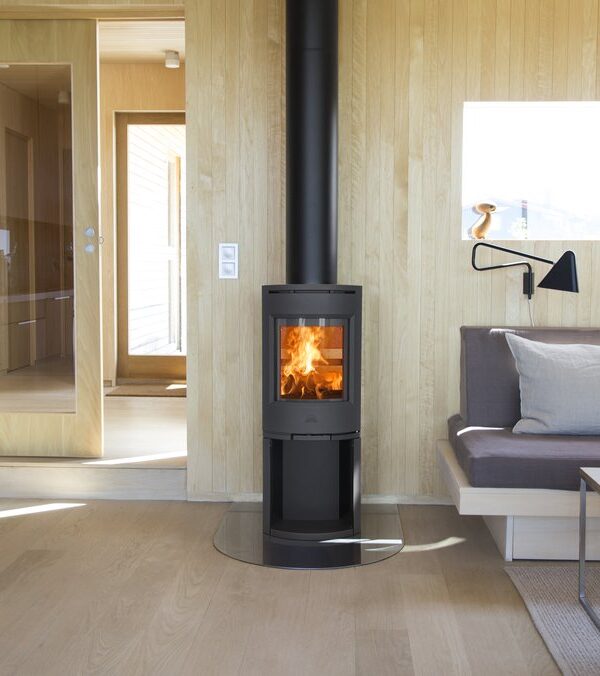 Jotul F 134, black, in a living room, front view