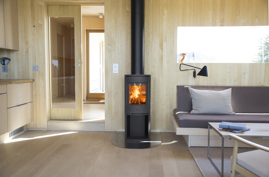 Jotul F 134, black, in a living room, front view