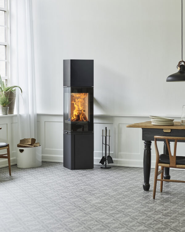 Scan 80-4 in black in a living room, shown from the front with the stove lit